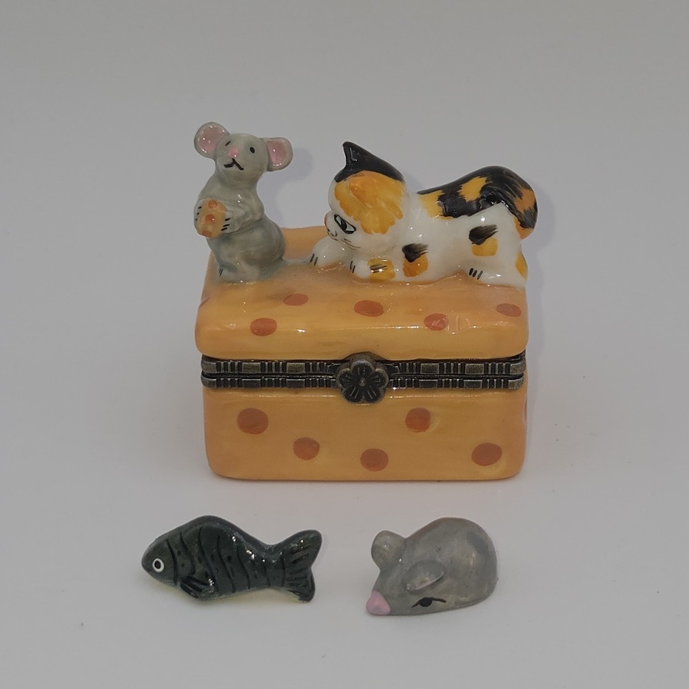 Vintage Miniature Porcelain Cat & Mouse Trinket Box w/ Fish & Mouse Trinkets